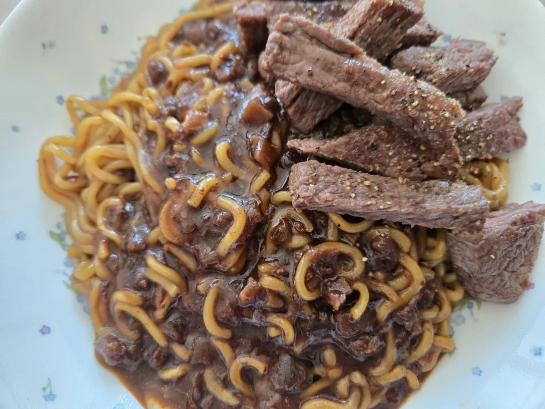 🍜 Bạn đã từng thử món Uni Jajangmyeon chưa?