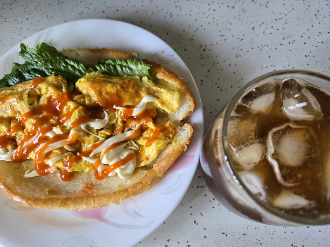 🥖🍴 Bữa brunch tại nhà hôm nay là...