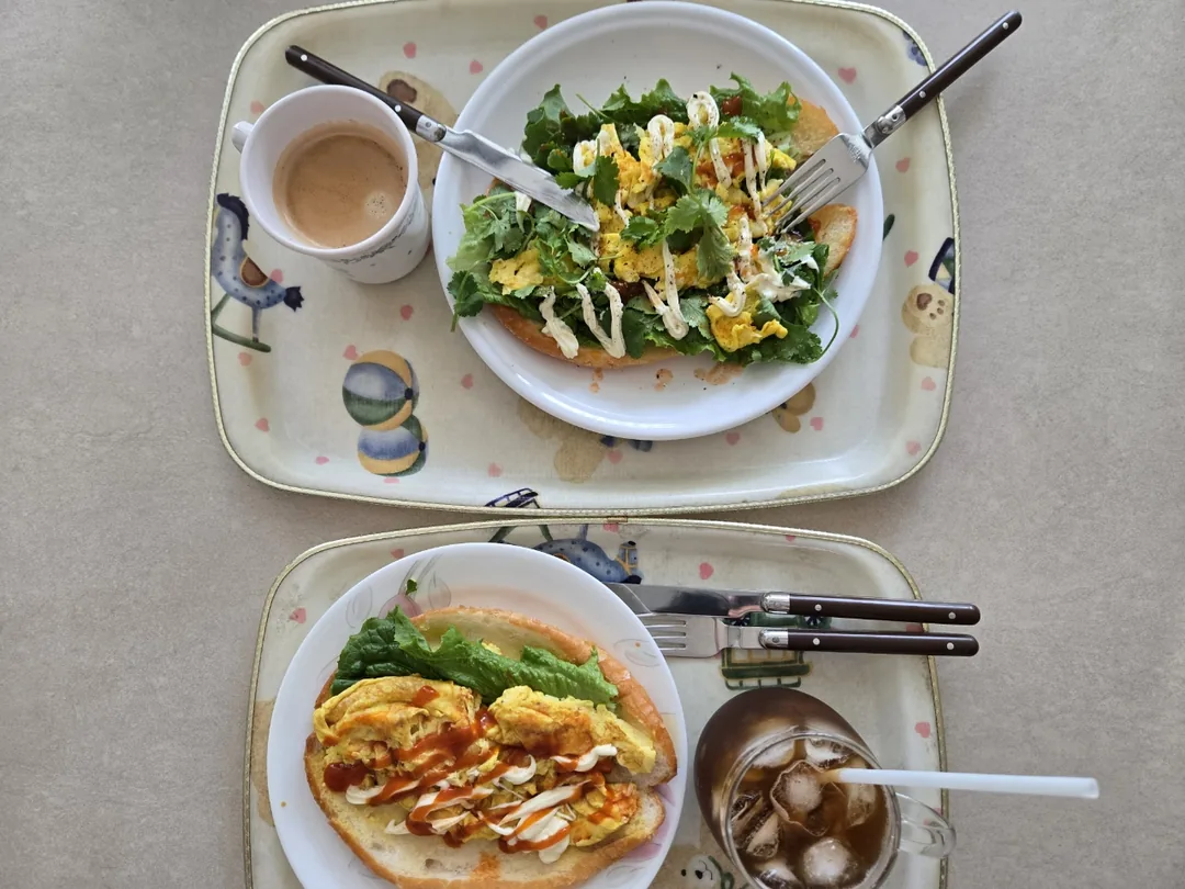 🥖🍴 Bữa brunch tại nhà hôm nay là...