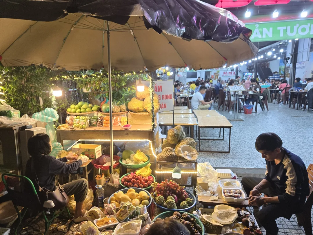 🇻🇳✍️ Bài review chuyến đi 8 nước #48. Sạp trái cây vỉa hè bên cạnh Monarch