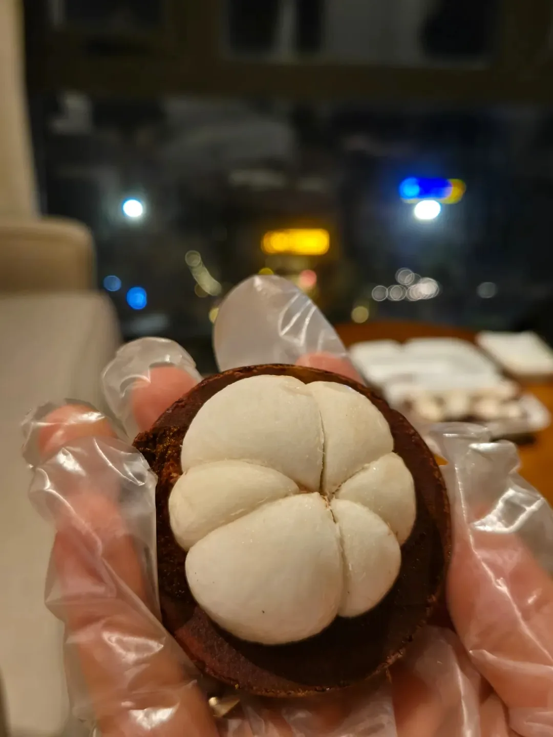 🇻🇳✍️ Bài review chuyến đi 8 nước #48. Sạp trái cây vỉa hè bên cạnh Monarch