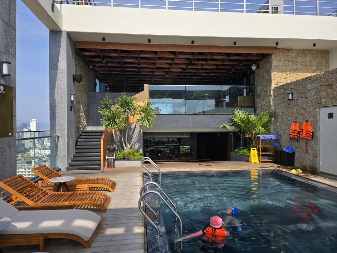 🇻🇳 (Đánh giá phòng 9) Hồ bơi trên sân thượng khách sạn Phuc Long Luxury
