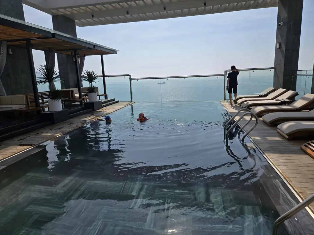 🇻🇳 (Đánh giá phòng 9) Hồ bơi trên sân thượng khách sạn Phuc Long Luxury