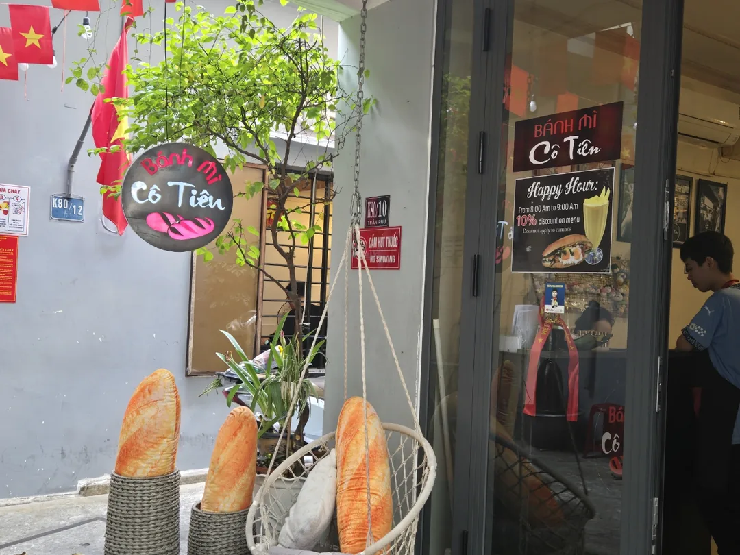 🇻🇳 (Đánh giá phòng 9) Đi ăn sáng ở Bánh Mì Cô Tiên...