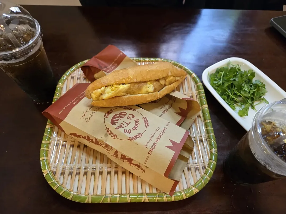 🇻🇳 (Đánh giá phòng 9) Đi ăn sáng ở Bánh Mì Cô Tiên...