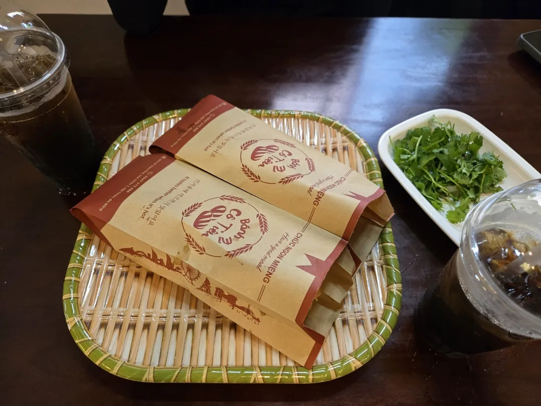 🇻🇳 (Đánh giá phòng 9) Đi ăn sáng ở Bánh Mì Cô Tiên...