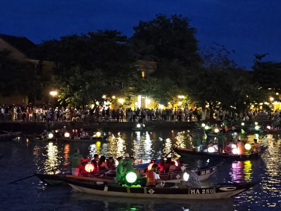 🇻🇳 Chợ đêm Hội An là một chiến trường