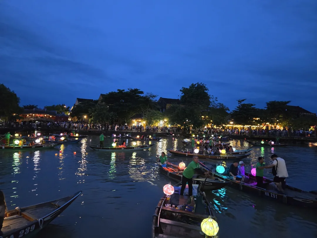 🇻🇳 Chợ đêm Hội An là một chiến trường
