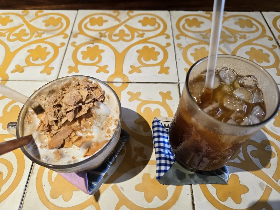🇻🇳 Giờ này, tại một quán cà phê nào đó ở Hội An...