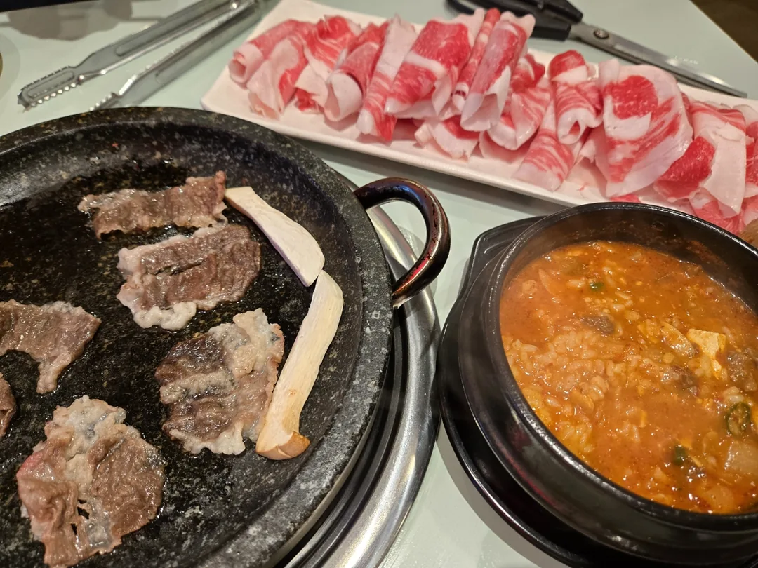 (Du lịch 2) Thịt bò Hàn Quốc nướng đá Kkuseokji