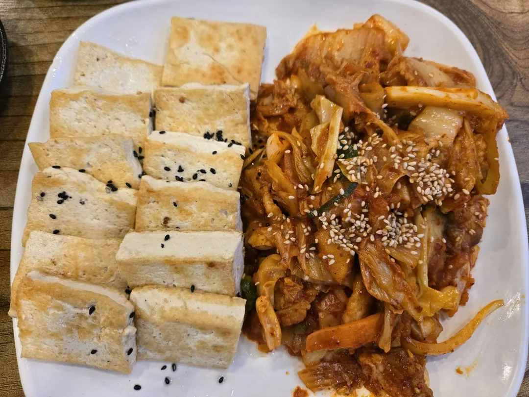 Trời cũng đang mưa và mọi thứ, nên...