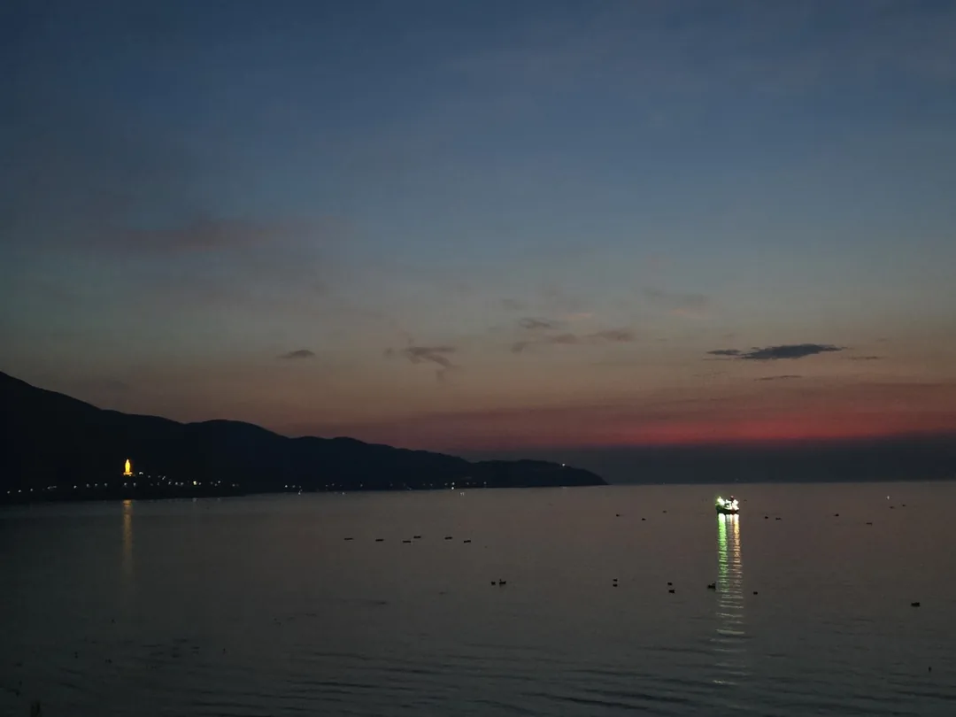 🌅 Bình minh trên bãi biển Mỹ Khê