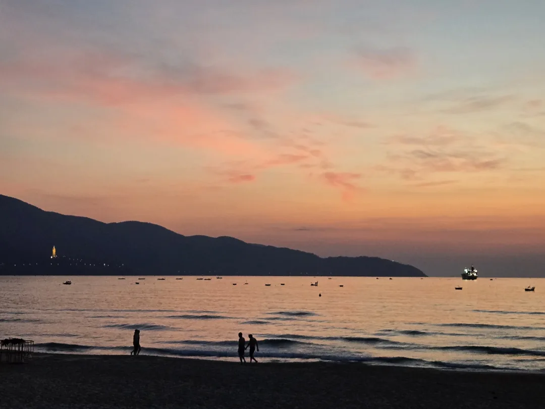 🌅 Bình minh trên bãi biển Mỹ Khê