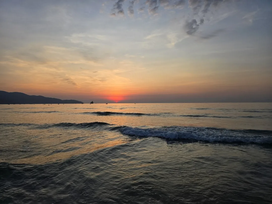 🌅 Bình minh trên bãi biển Mỹ Khê