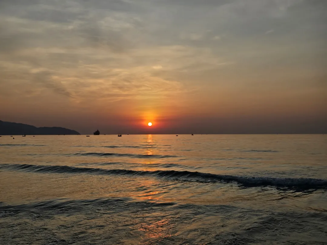 🌅 Bình minh trên bãi biển Mỹ Khê