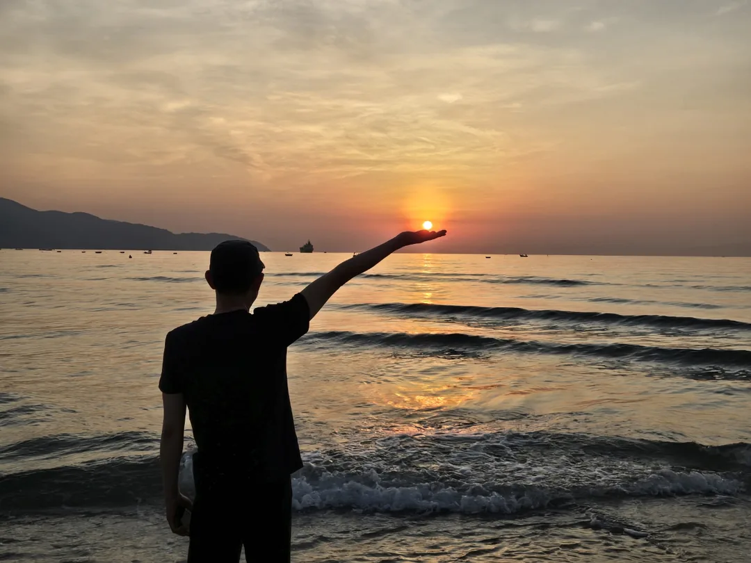 🌅 Bình minh trên bãi biển Mỹ Khê