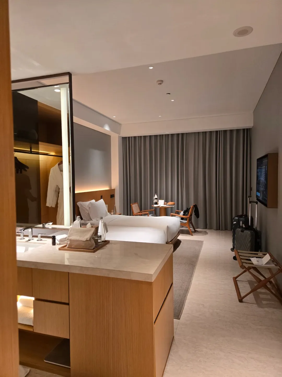 🏨 Tiện nghi trong phòng & Minibar & Đồ dùng đi biển