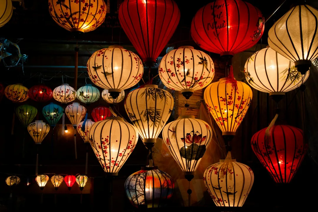 Phố cổ Hội An về đêm với đèn lồng rực rỡ