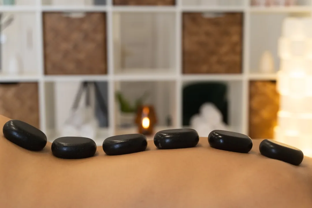 Đá basalt nóng đặt trên lưng — liệu trình massage đá nóng