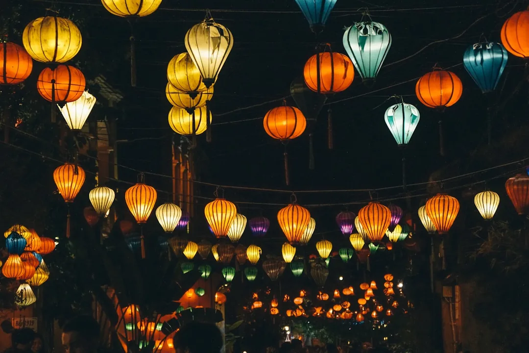 Đèn lồng Hội An treo dọc phố lúc hoàng hôn