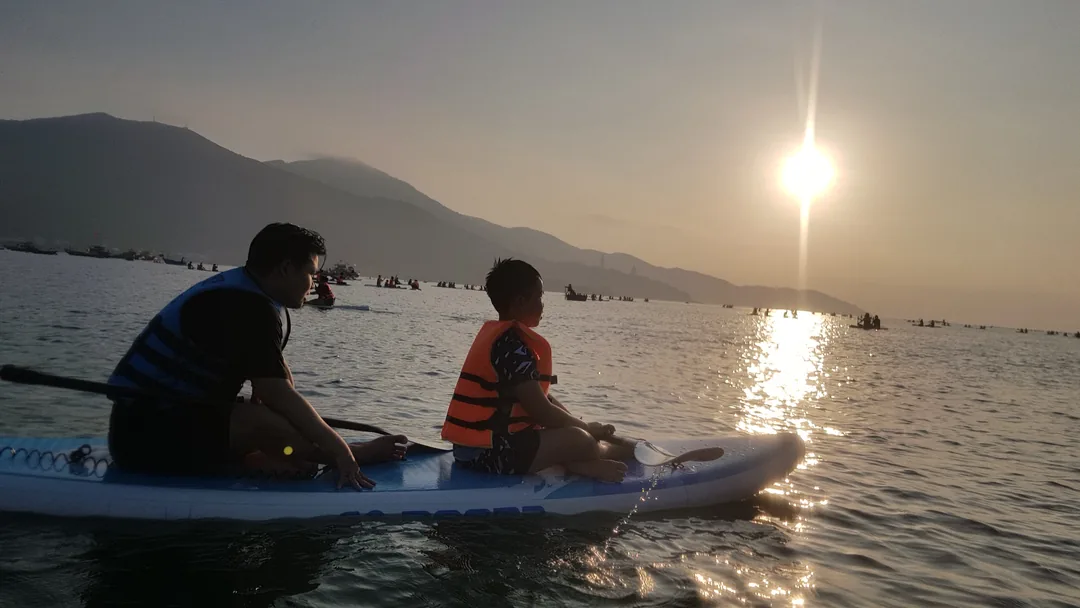 Rủ nhau đi chèo SUP ở bãi biển Mân Thái