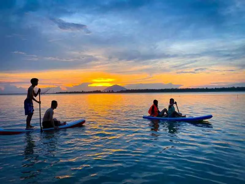 Rủ nhau đi chèo SUP ở bãi biển Mân Thái
