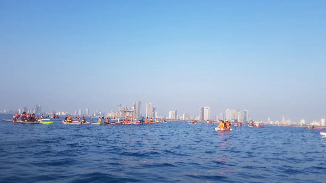 Rủ nhau đi chèo SUP ở bãi biển Mân Thái