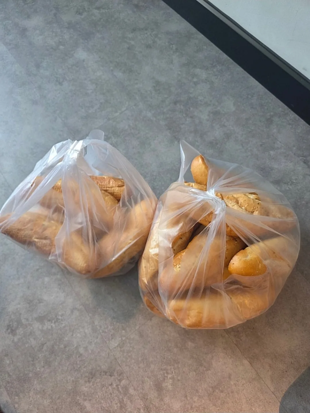 😄Mang bánh mì Việt Nam về