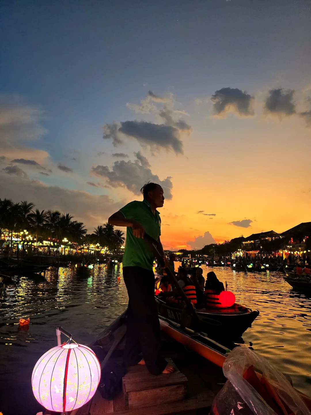 Thuyền hoa đăng cầu ước Hội An