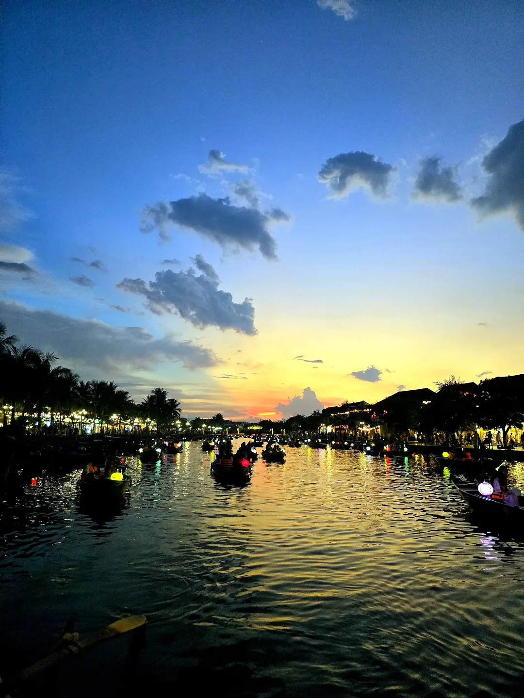 Thuyền hoa đăng cầu ước Hội An