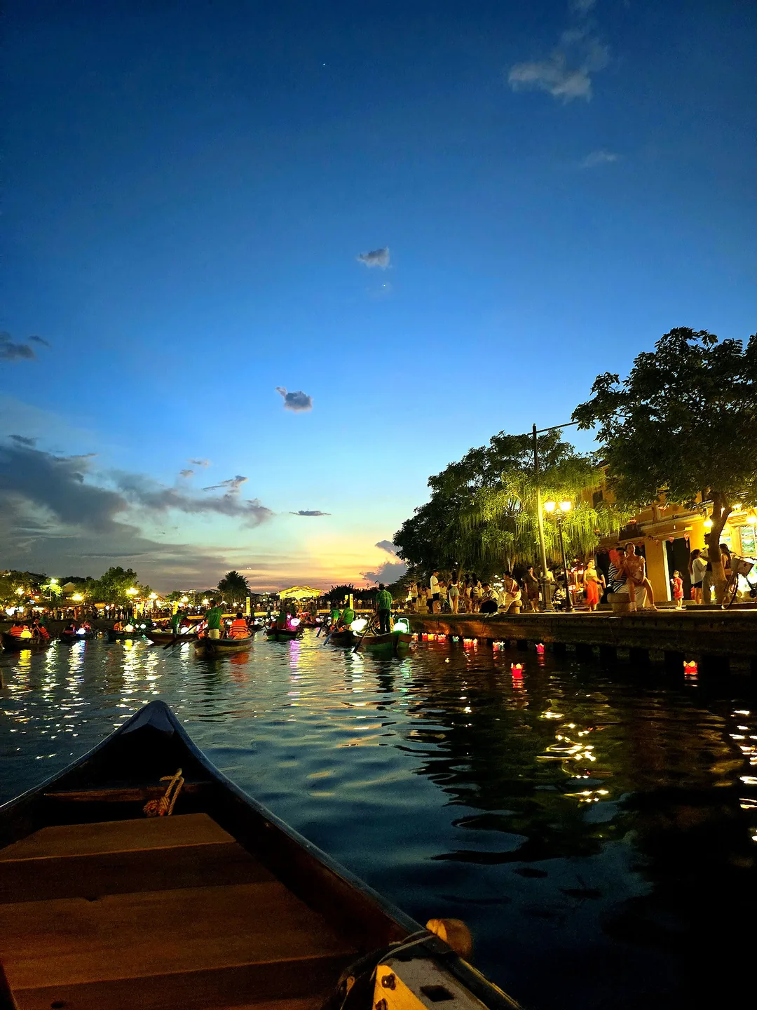 Thuyền hoa đăng cầu ước Hội An
