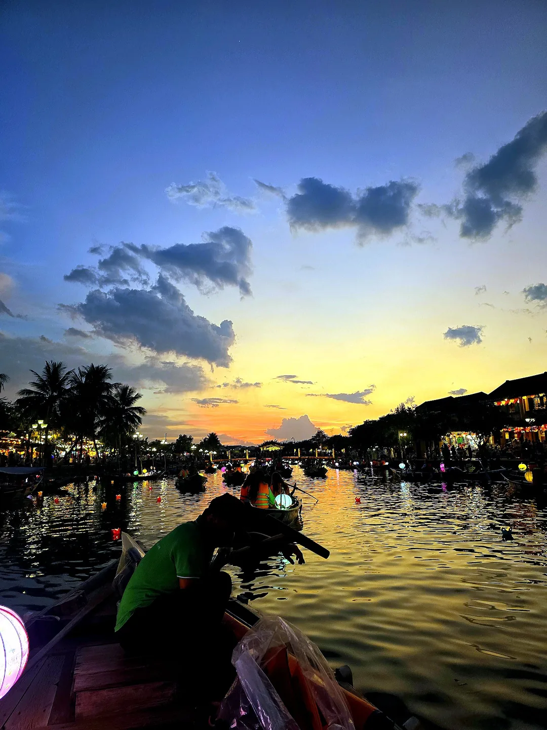Thuyền hoa đăng cầu ước Hội An