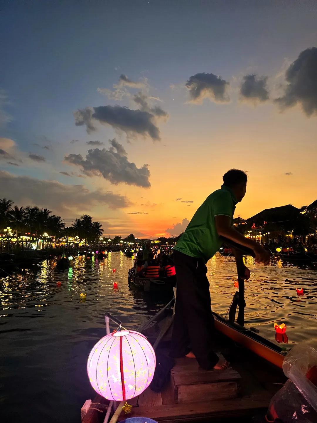 Thuyền hoa đăng cầu ước Hội An