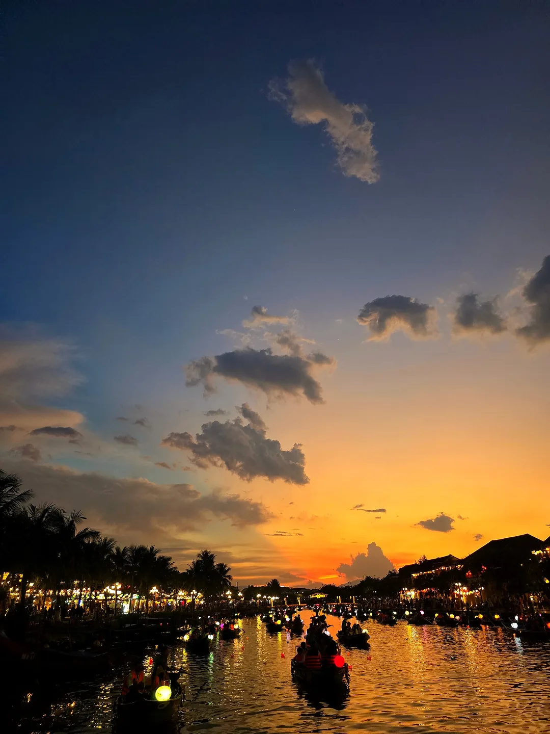 Thuyền hoa đăng cầu ước Hội An