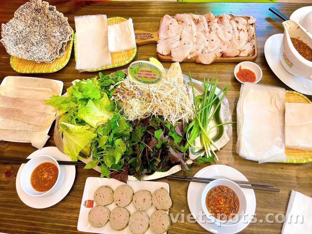 🥢 Đến Đà Nẵng mà chưa ăn Bánh Tráng Cuốn Thịt Heo thì xem như chưa trọn vẹn! 😍