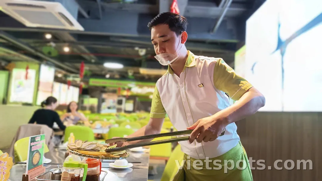 🥢 Đến Đà Nẵng mà chưa ăn Bánh Tráng Cuốn Thịt Heo thì xem như chưa trọn vẹn! 😍