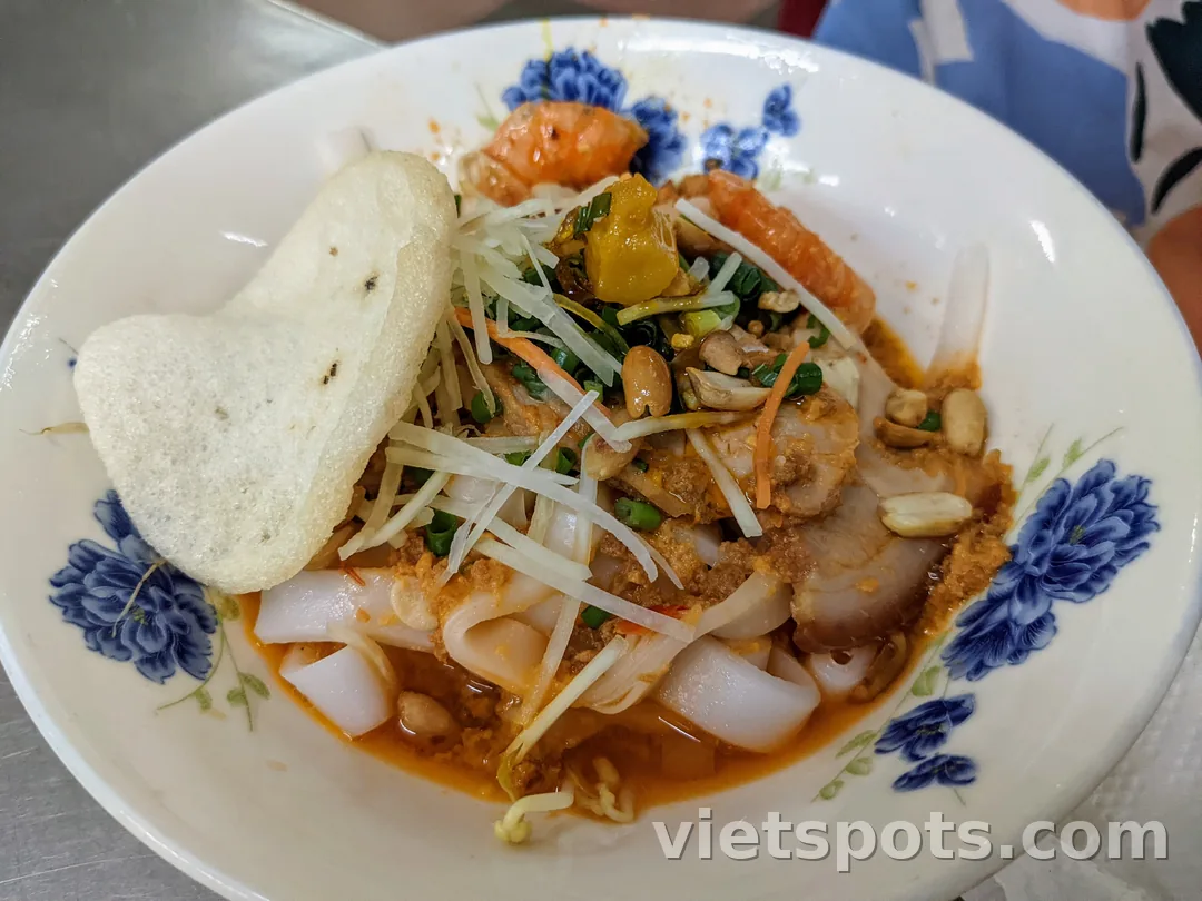 Tô mì Quảng Đà Nẵng — sợi vàng, tôm, thịt, đậu phộng và bánh tráng nướng giòn