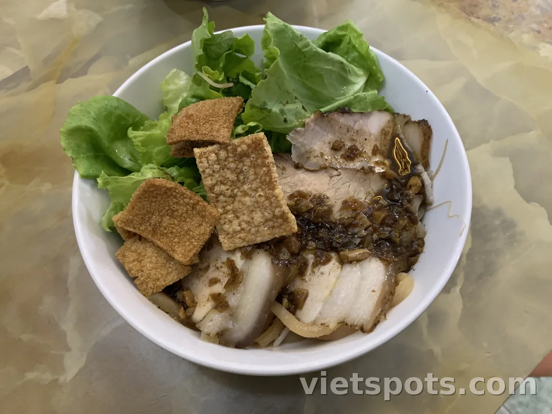 Tô cao lầu Hội An — sợi mì vàng dày, thịt xá xíu, tóp mỡ chiên giòn, xà lách
