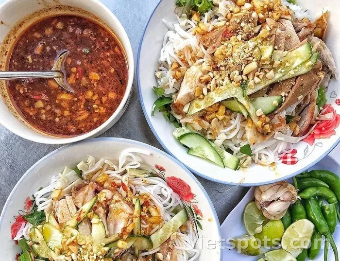 Bún mắm nêm Đà Nẵng — bún tươi, thịt heo luộc, đậu phộng, rau, chén mắm nêm đỏ nâu