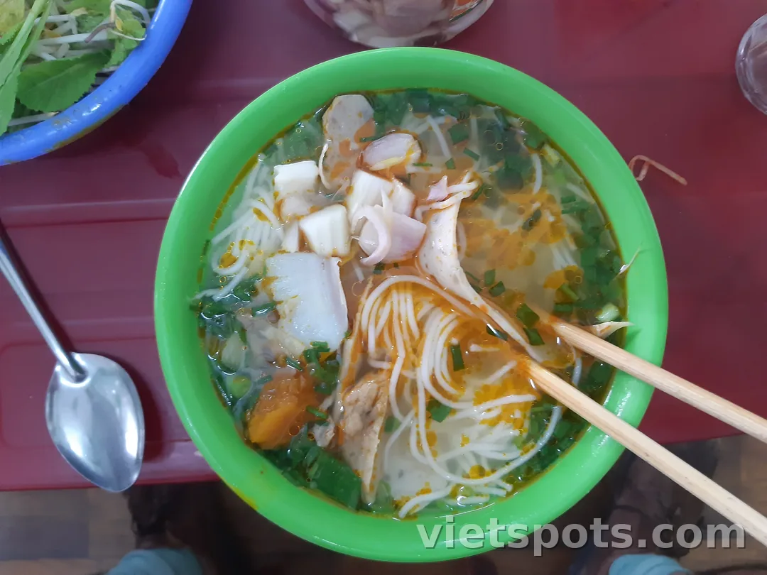 Tô bún chả cá — chả cá tròn nổi trong nước dùng có ớt, hành, sợi bún trắng