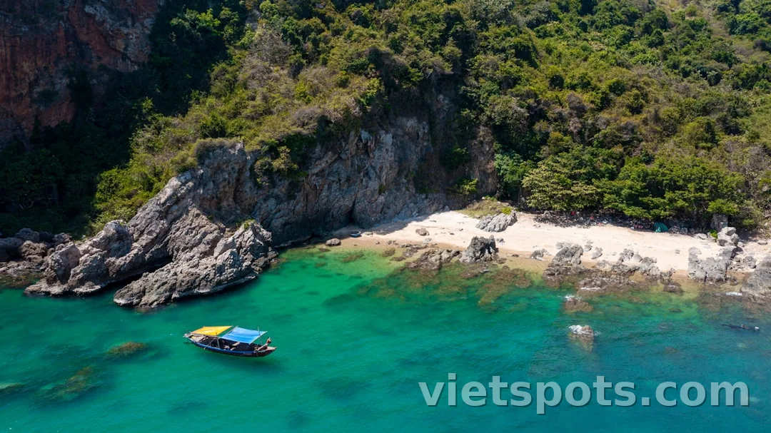 Vịnh biển với nước xanh ngọc và thuyền neo — vibe Cù Lao Chàm ngoài khơi Hội An