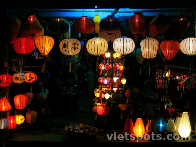 Đèn lồng vải đủ màu treo rực rỡ trong đêm phố cổ Hội An