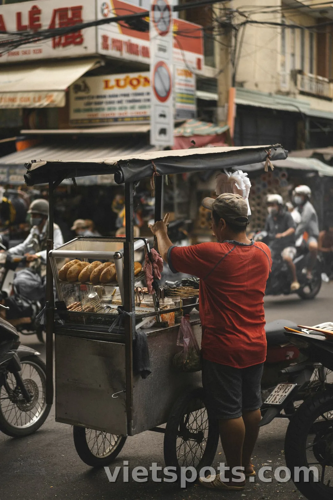 Xe bán bánh mì + skewers Việt Nam trên phố — không khí street food