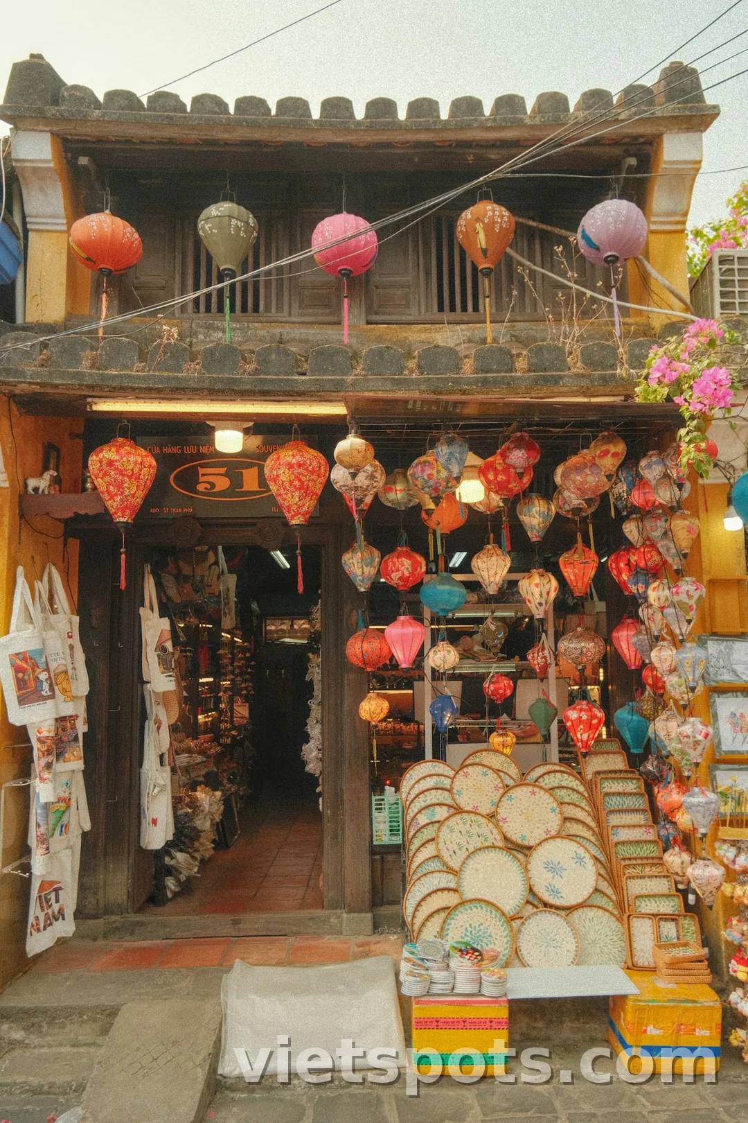 Cửa hàng lưu niệm 51 Trần Phú Hội An — đèn lồng đủ màu, giỏ tre, tote bag Việt Nam