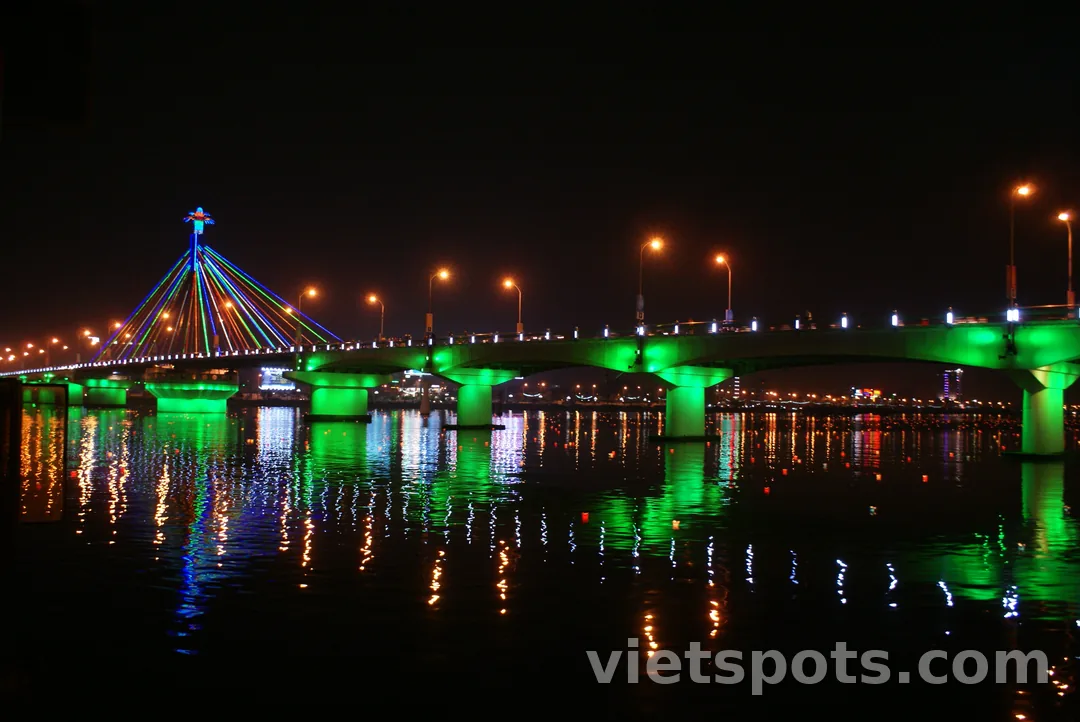 Cầu Sông Hàn Đà Nẵng lên đèn xanh về đêm — view từ bờ đối diện