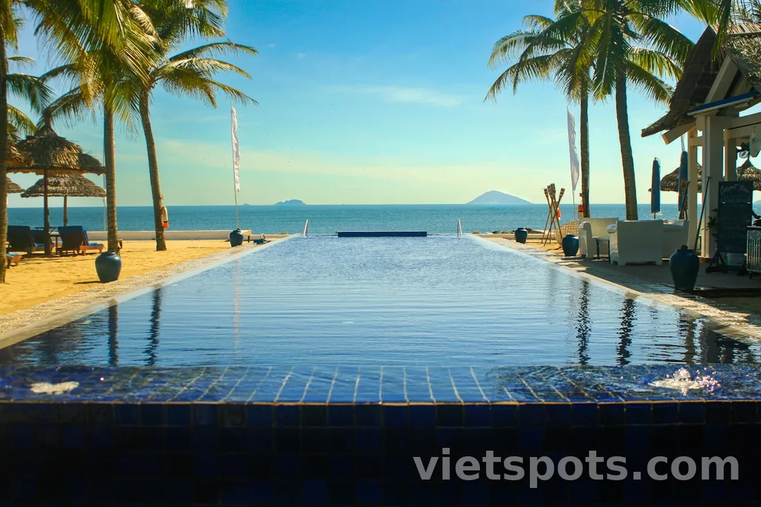 Villa hồ bơi riêng bên bờ biển — infinity pool nhìn ra đại dương