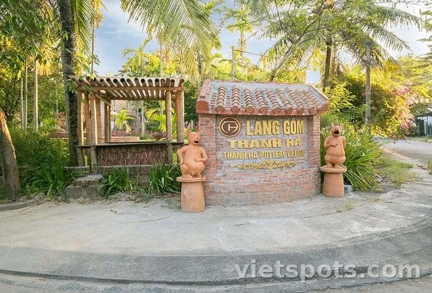 Touching the earth in Thanh Ha pottery village