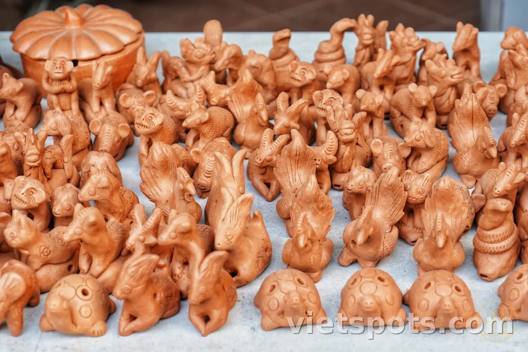 Touching the earth in Thanh Ha pottery village