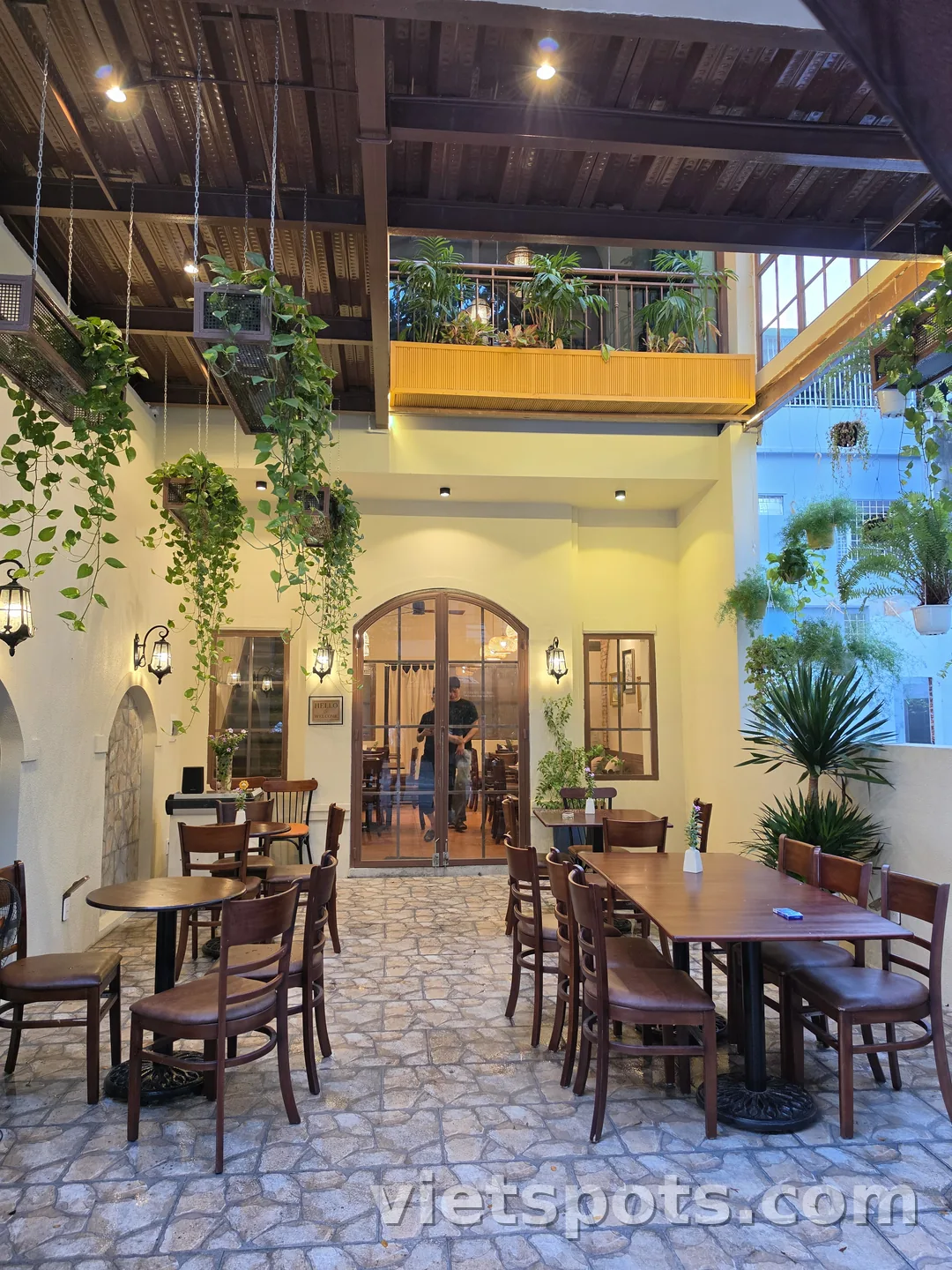Chez Madame Thao — một tách trà tan chảy cái nóng, một bát bún chả chiếm lĩnh trái tim
