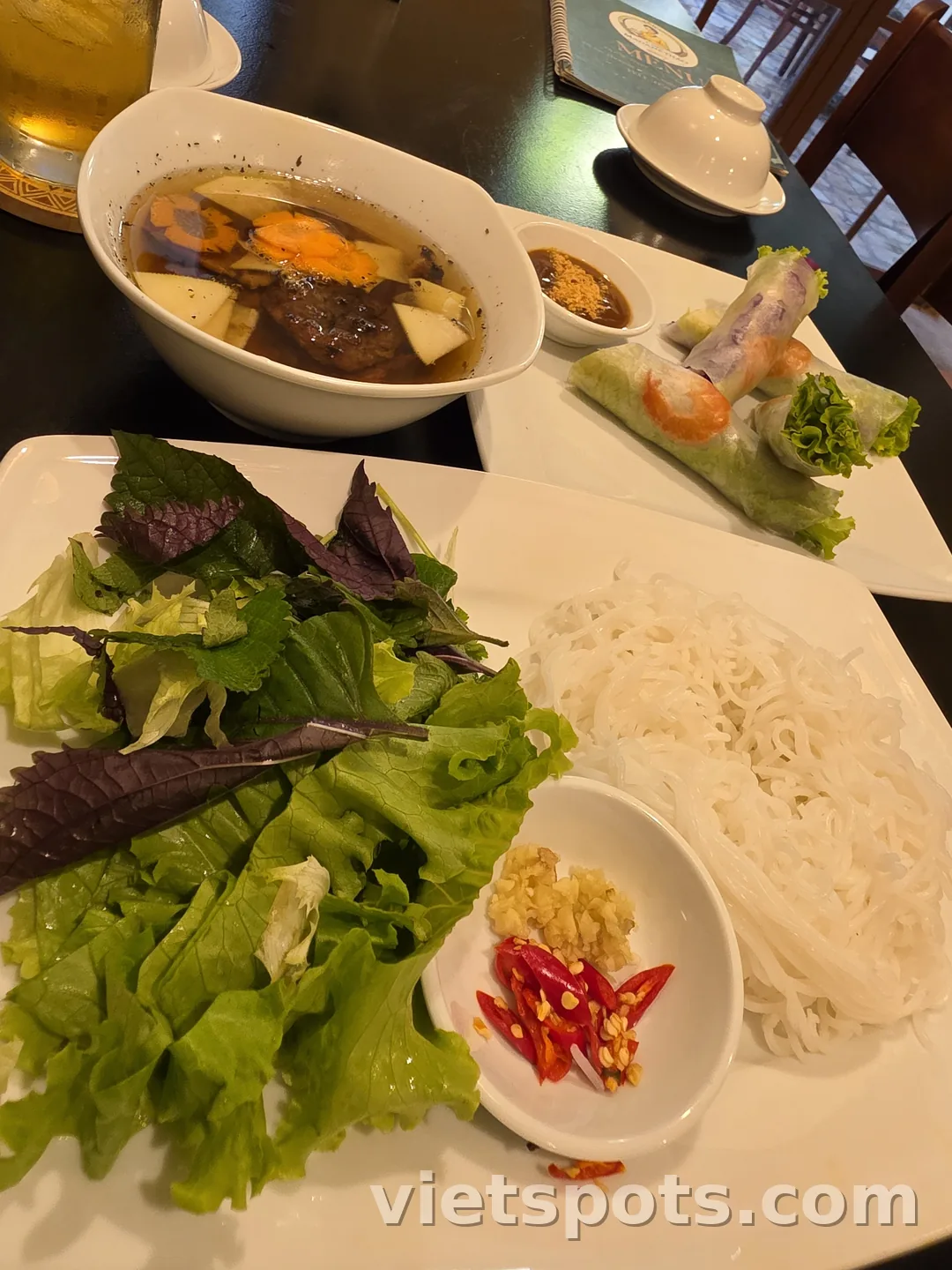 Chez Madame Thao — một tách trà tan chảy cái nóng, một bát bún chả chiếm lĩnh trái tim